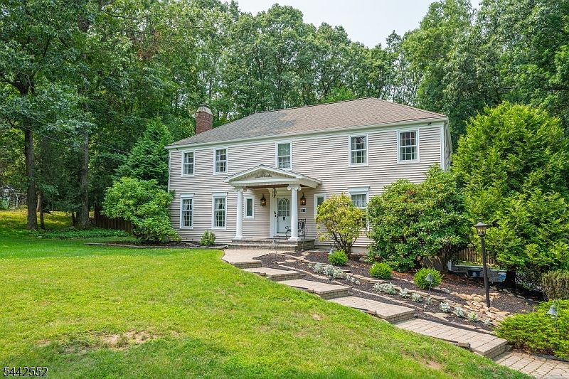 1st image of 11 Laurel Ln