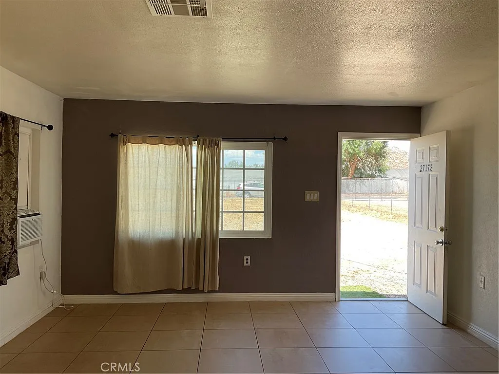3 bed, 744 sqft, $1,900 — Photo 2