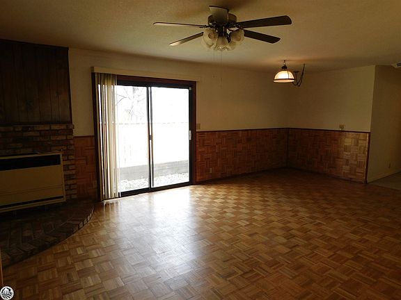 4th image of 21365 Crestview Dr