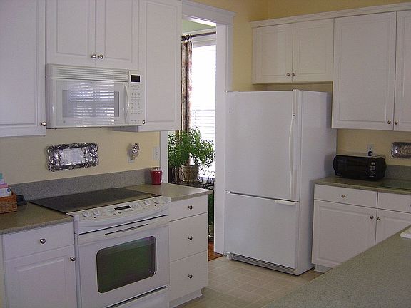 Solid Surface Countertops and Smooth Top Range