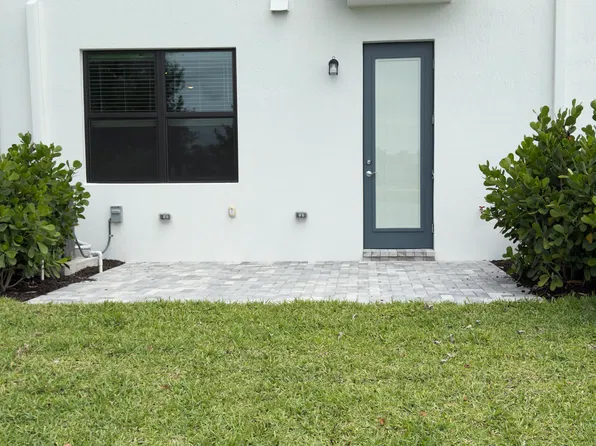 4298 Efendi Dr, Lantana, FL
