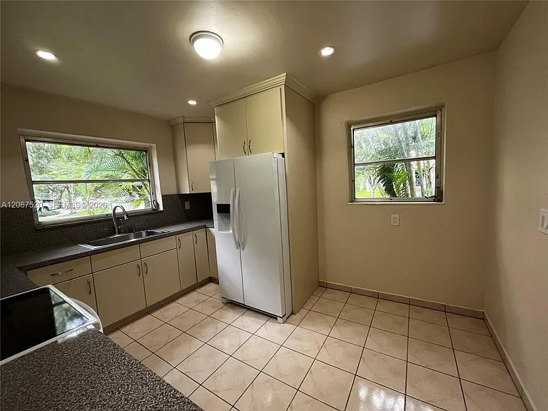 3351 SW 18th St #3351 — Photo 2