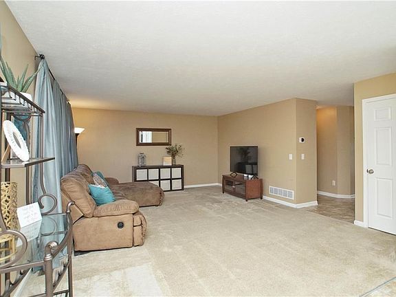5th image of 4990 Hiddenview Ct
