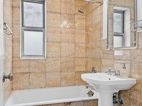 325 E 201st St APT 5F, Bronx, NY 10458