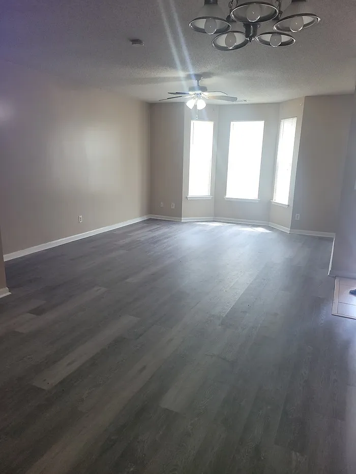 4 bed, 2.5 bath, 1450 sqft, $1,800 — Photo 2