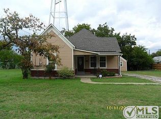 114 E Saunders St, Trenton, TX 75490