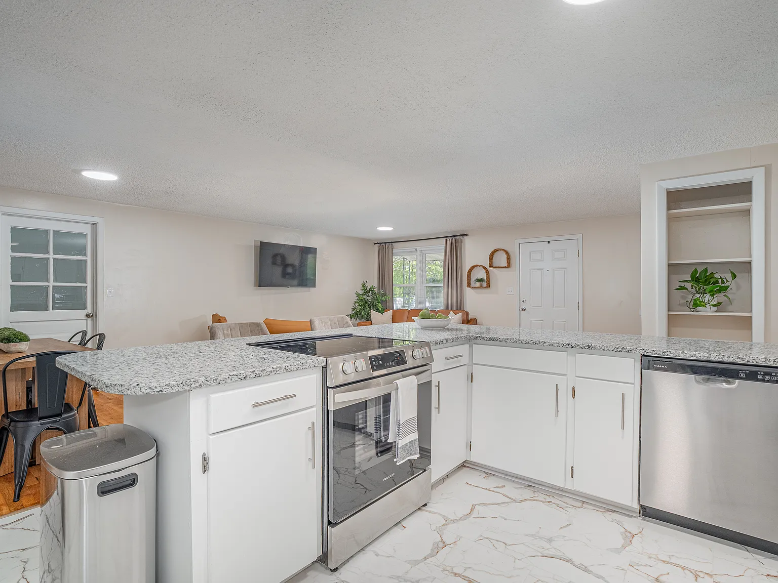 4 bed, 1.5 bath, 1400 sqft, $3,750 — Photo 2