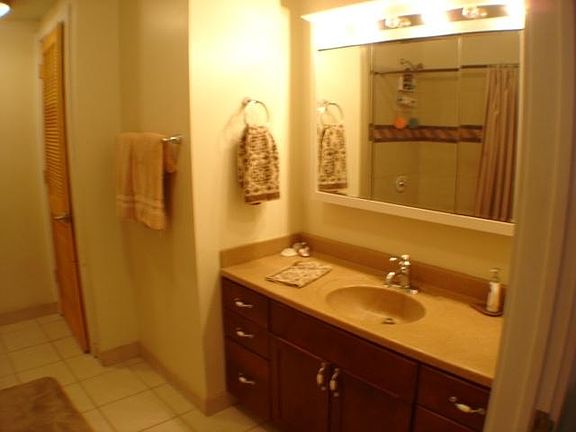 4th image of 903 Waverly St #3R