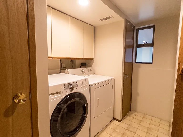 washer/dryer & bathroom 3
