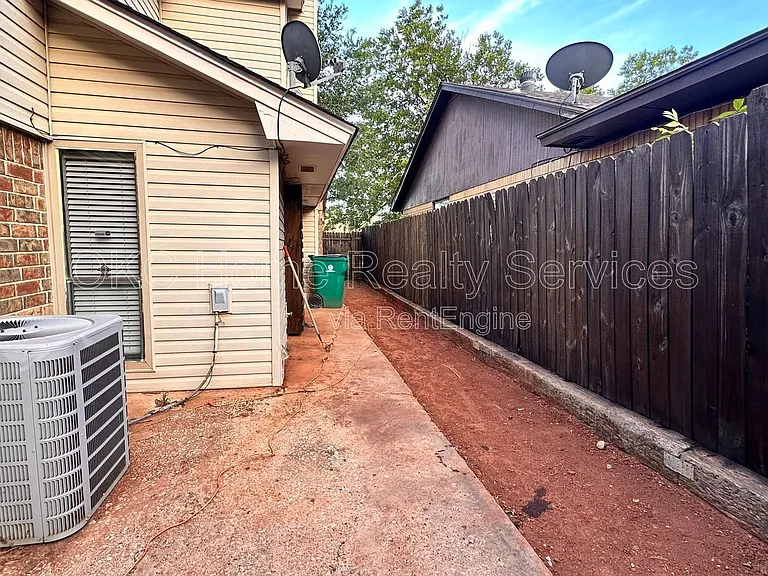 6713 Lyrewood Ln — Photo 3