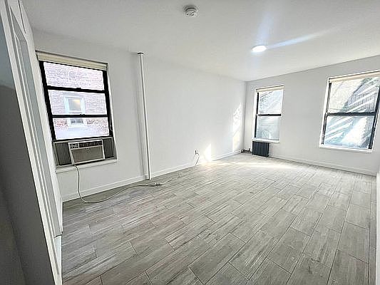 2nd image of 230 E 14th St APT 4O