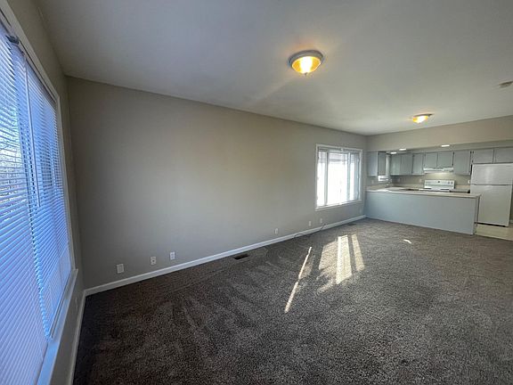 3rd image of 813 Beaconsfield Ave #2S