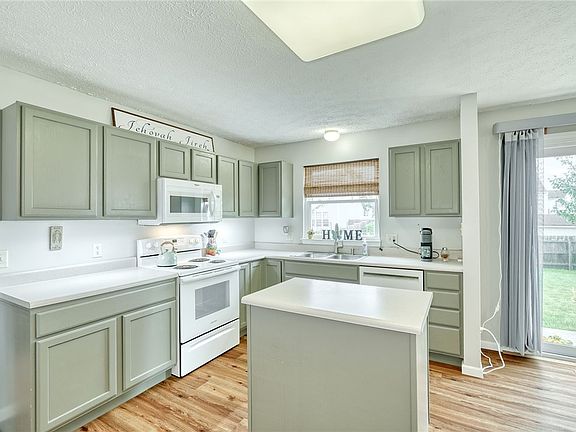 5th image of 25 Wendy Ln