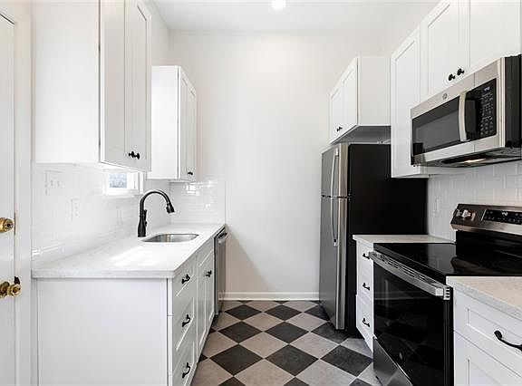 4th image of 1008 Saint Ann St