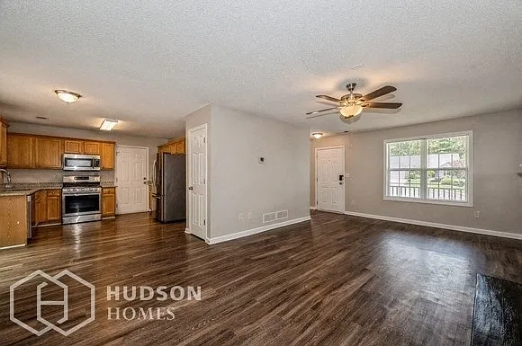 4 bed, 3.5 bath, 1814 sqft, $2,340 — Photo 4