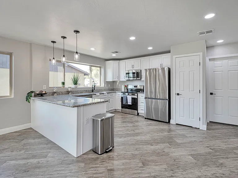 2203 W Palomino Dr — Photo 9