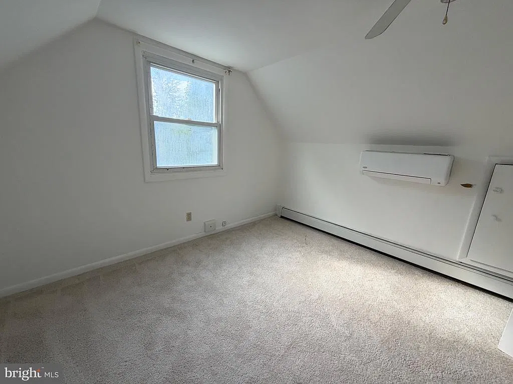 3 bed, 1.0 bath, 1089 sqft, $1,700 — Photo 3