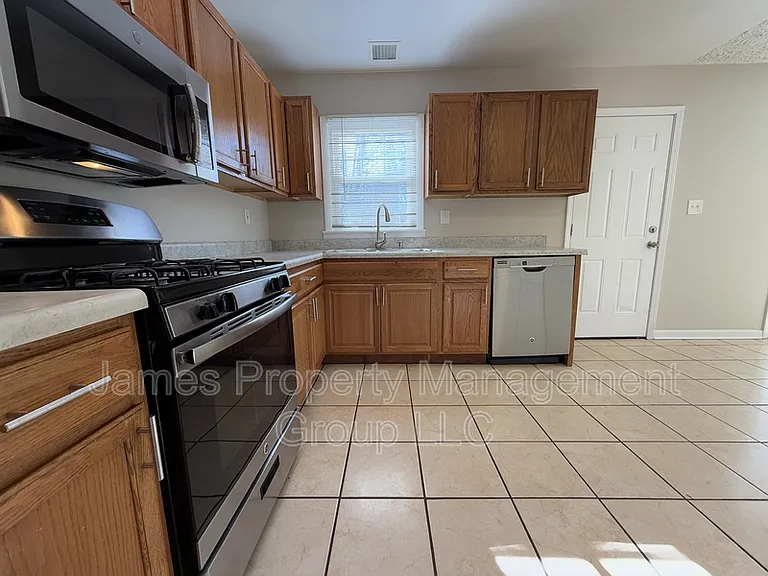 1004 Oakland Dr — Photo 4