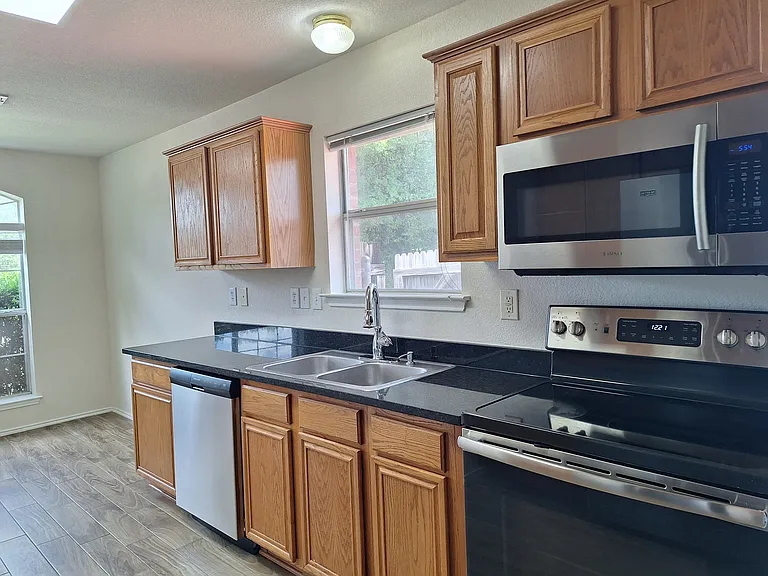 208 Iris Ln — Photo 15