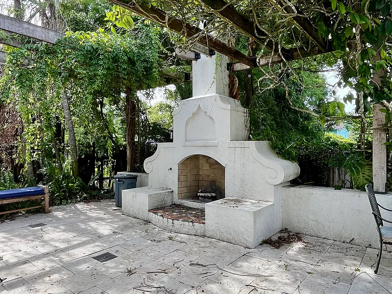 222 Thornton Ln — Photo 6