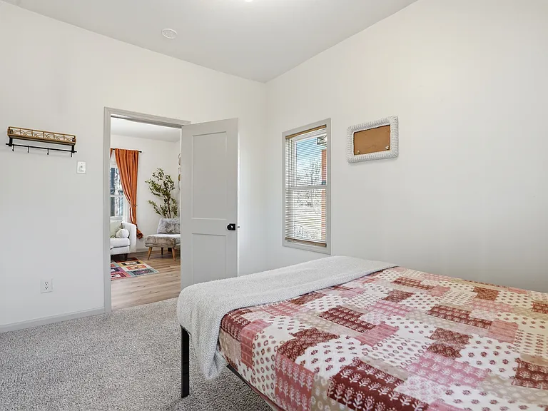 214 N Roosevelt Ave — Photo 17