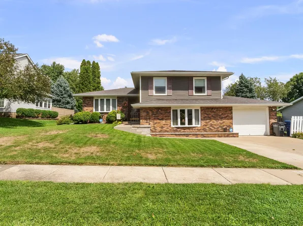 4725 Davis St, Bettendorf, IA 52722
