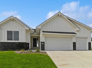 780 Indian Ridge Dr, Waukee, IA 50263