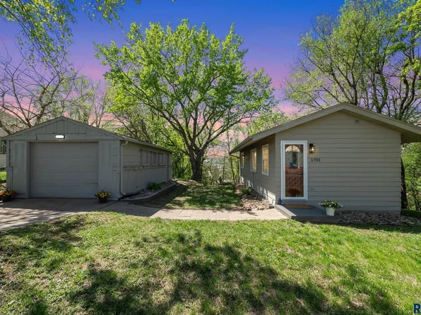 1701 N Wayland Ave, Sioux Falls, SD 57103
