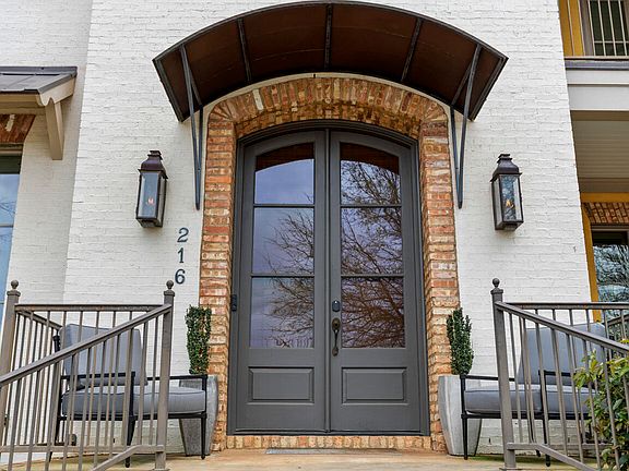 3rd image of 216 Eastpark St