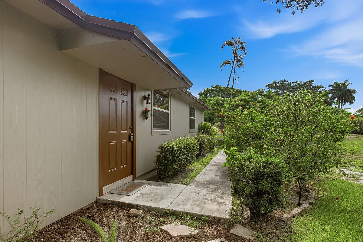 3 bed, 2.0 bath, 1200 sqft, $3,200 — Photo 3