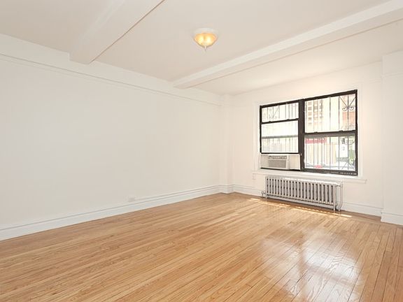 4th image of 35-45 W 92nd St