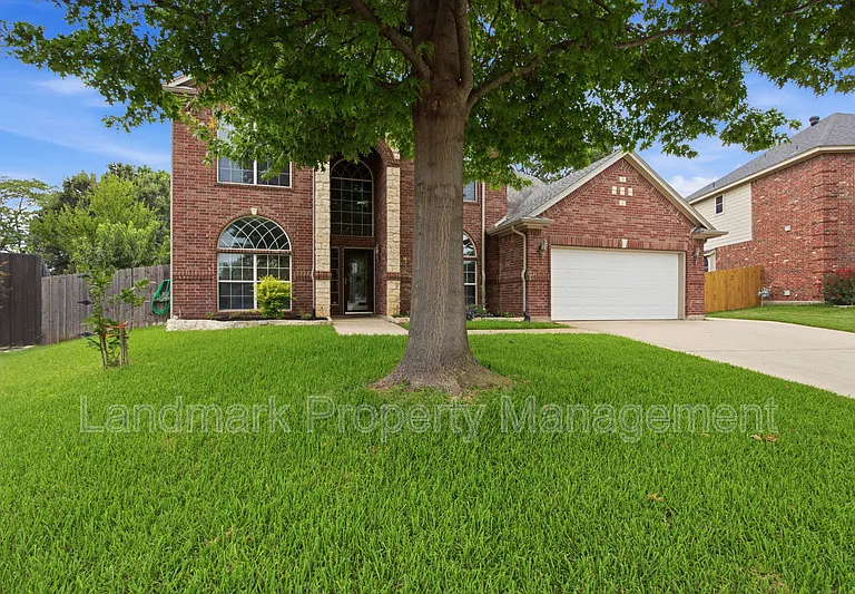 2115 Lexington Dr — Photo 4