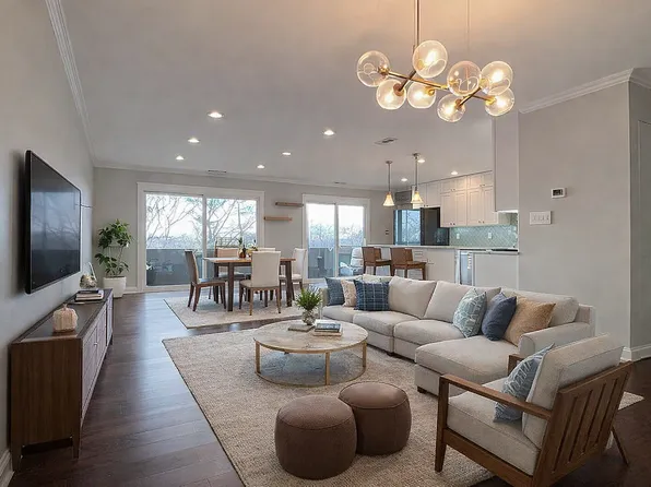 9242 Gross Point Rd APT 405, Skokie, IL 60077