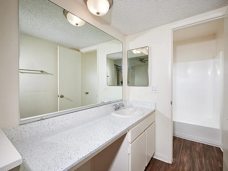 Mellmanor Apartments — Photo 24