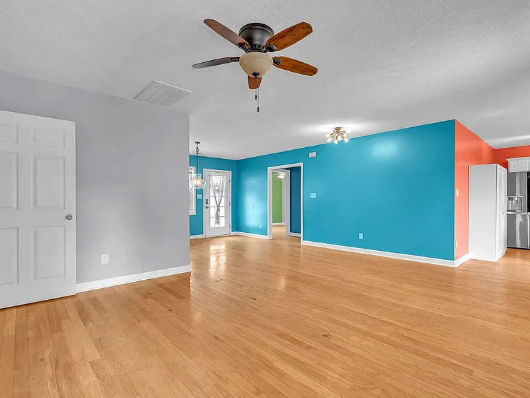 403 Arabian Ln — Photo 16