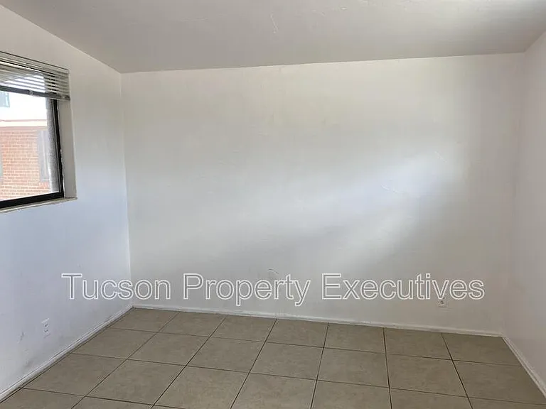 1646 N Beverly Ave — Photo 15