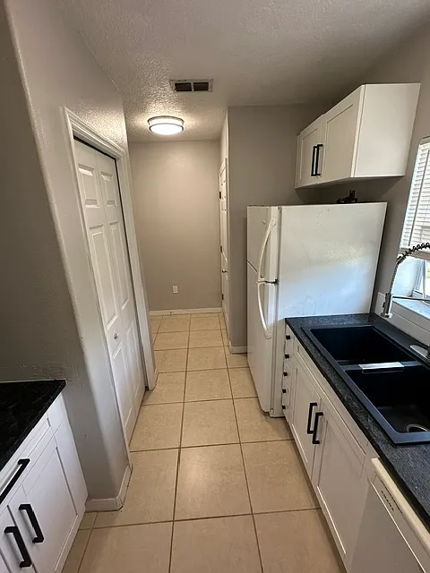 2 bed, 900 sqft, $1,600 — Photo 3