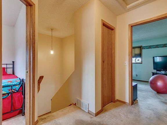 4th image of 13 Emerald Ct SE