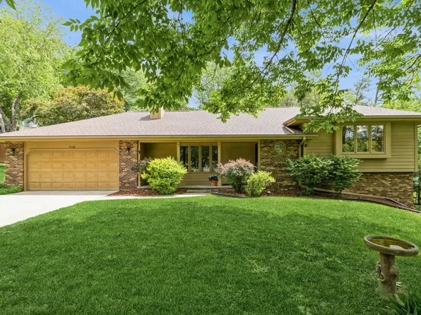 7720 Drake Ct, Clive, IA 50325