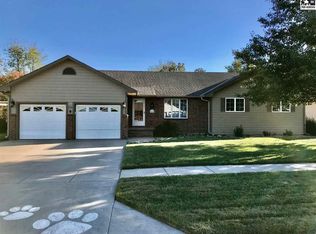 1114 Countryside Dr, McPherson, KS 67460