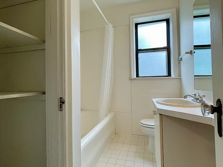 6240 Southwood Ave #2E — Photo 12