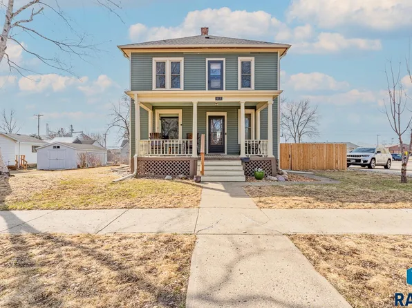 415 E 3rd St, Canton, SD 57013