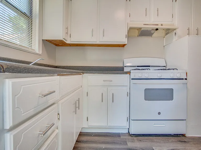 1016 W Maxwell St — Photo 8
