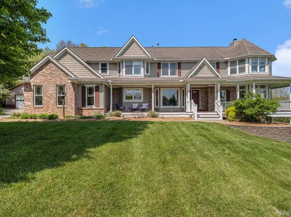 707 Rolling Acres Dr, Ortonville, MI 48462