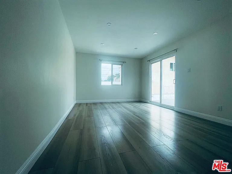 22131 Victory Blvd — Photo 11