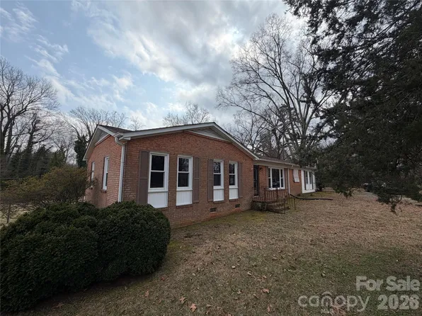 8315 Westbourne Dr, Charlotte, NC 28216