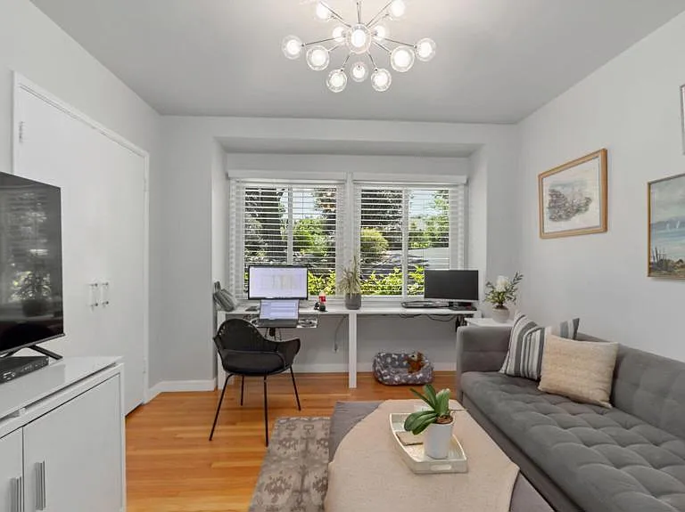 2030 N Altadena Dr — Photo 35