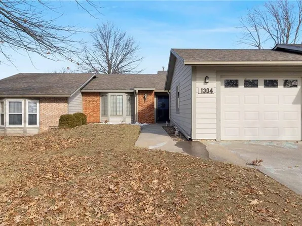 1304 W Campbell Blvd, Raymore, MO 64083