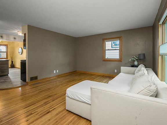 5th image of 645 36th Ave NE