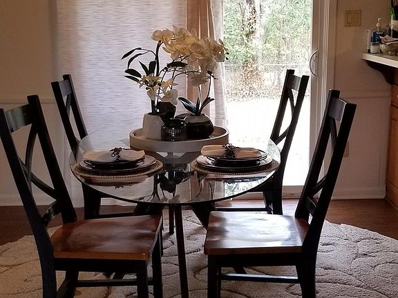 Casual eating area (9 ft x 10 ft)